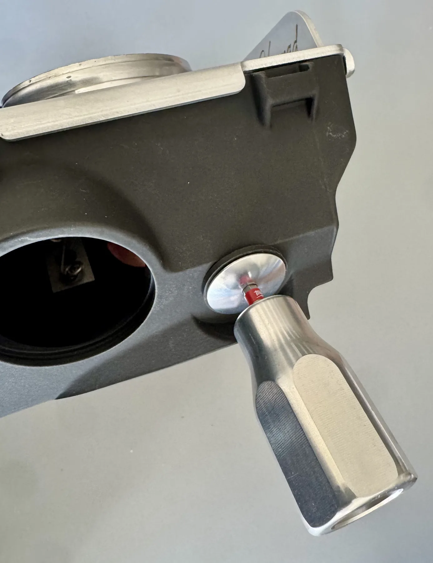 Hex tool engaging the DZUS fastener on the side of the airbox