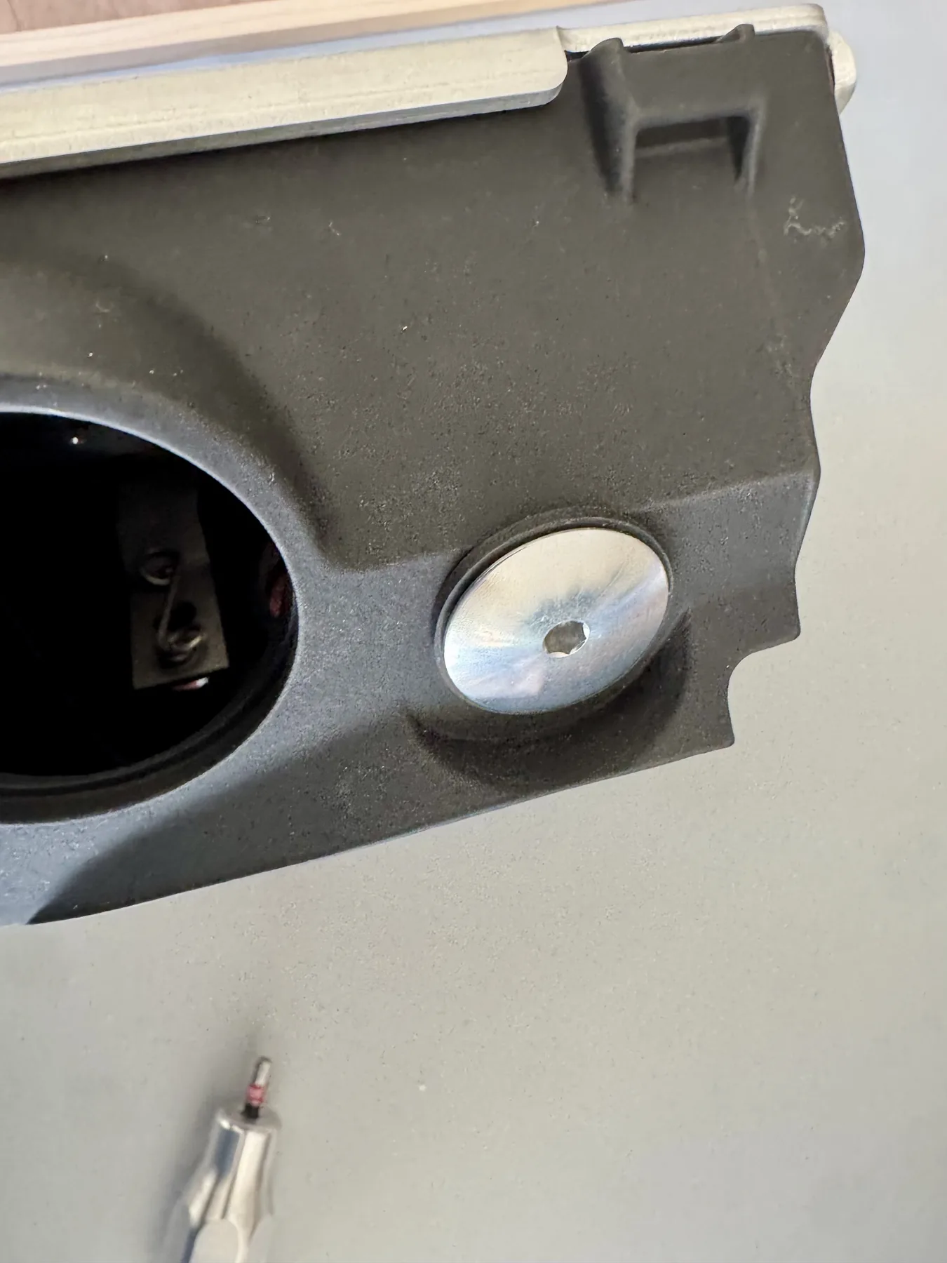 DZUS fastener seated flush after quarter-turn engagement